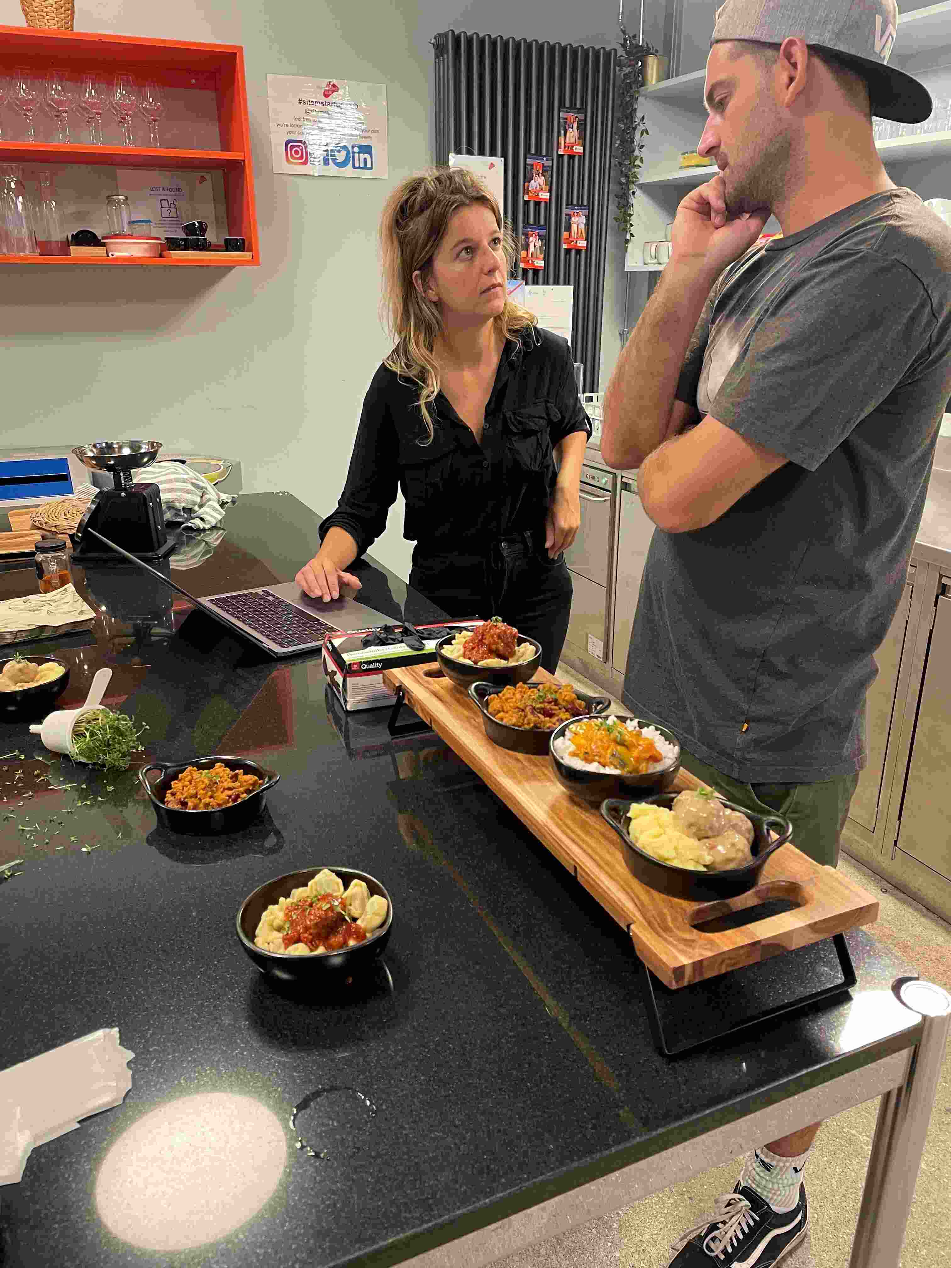 Frische Food Präparation für Fotos der eigenen Gerichte. (aufgenommen von Moritz Streit)